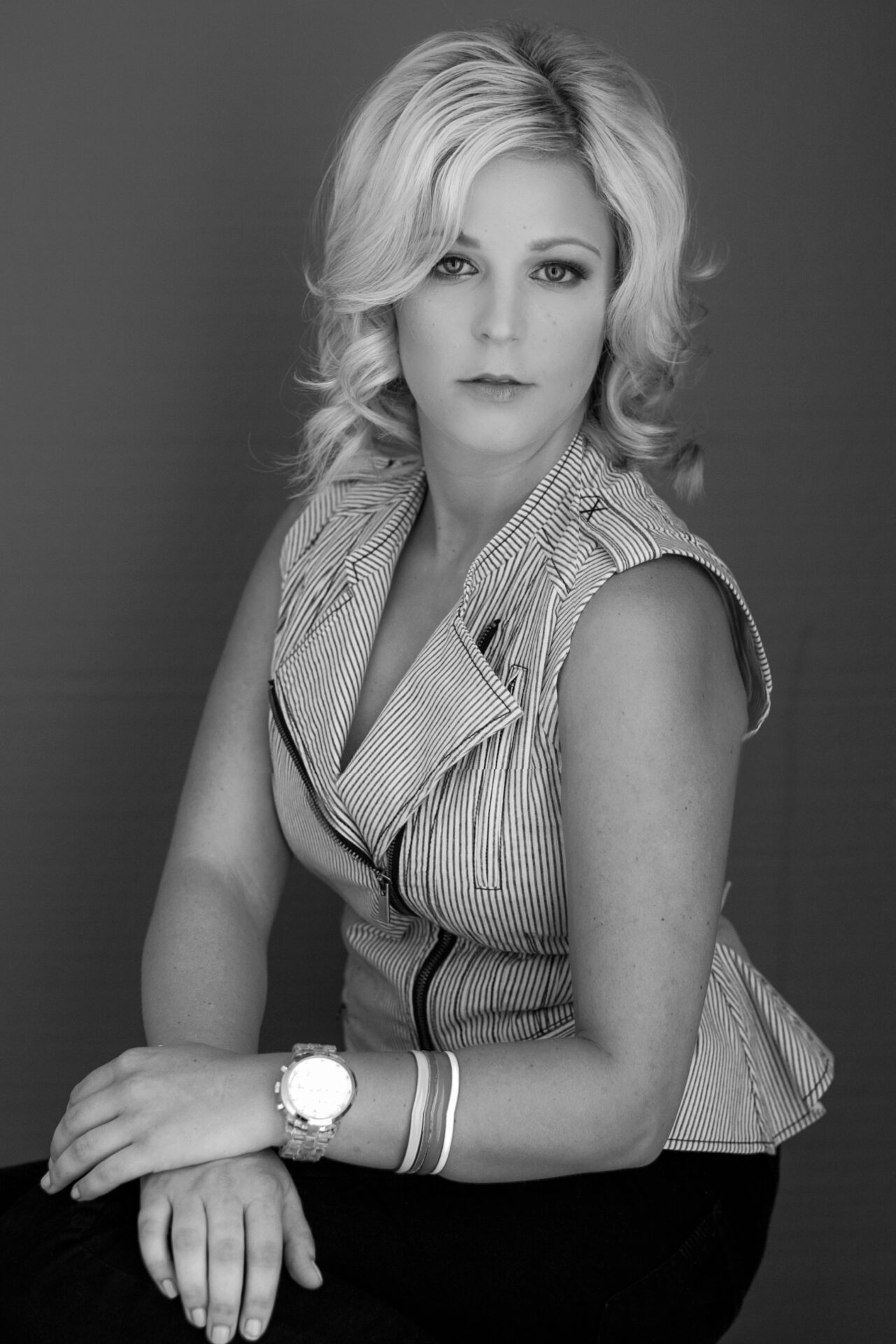 Portrait photo of a blonde woman by Astrapia Photography